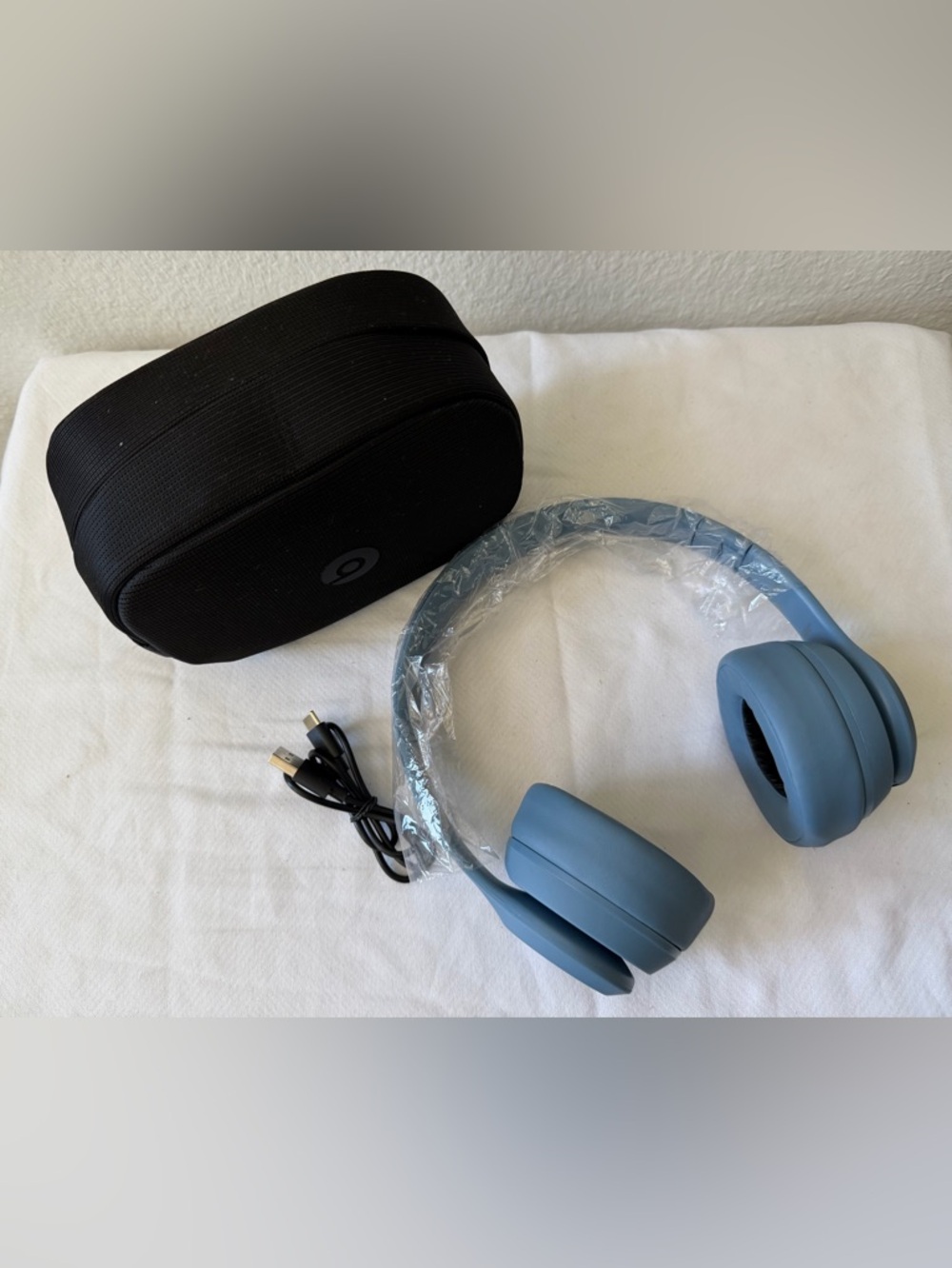 Beats by Dre Over-Ear Headphones in Light Blue with Black Case - Picture 3 of 3